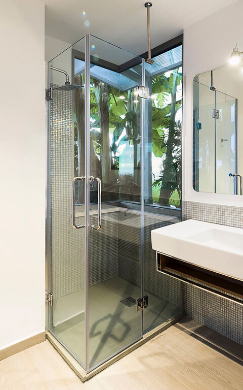 Buena Vista: Bathroom