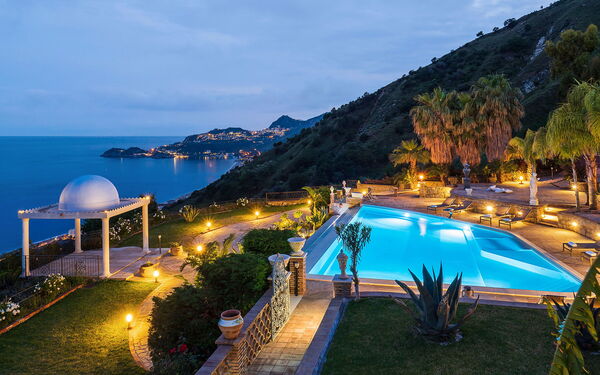 Buena Vista: Building Exterior, Outdoor, Pool, Scenic View