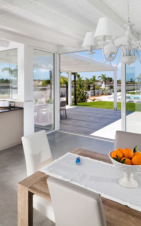 Diantha: Dining Room, Kitchen