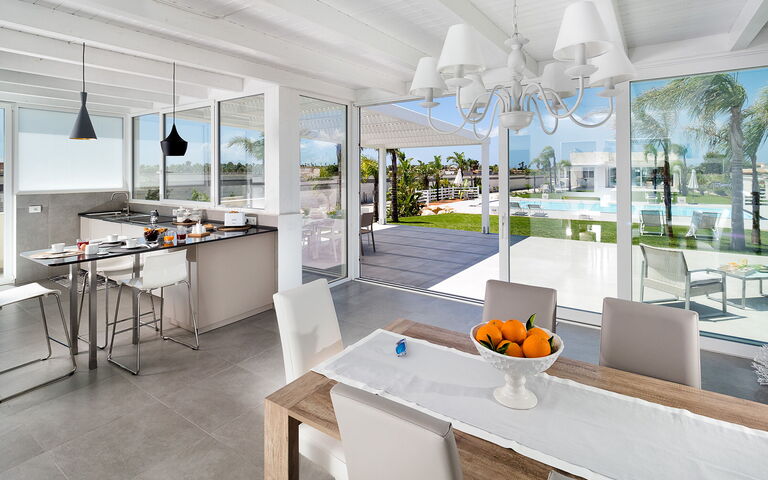 Diantha: Dining Room, Kitchen