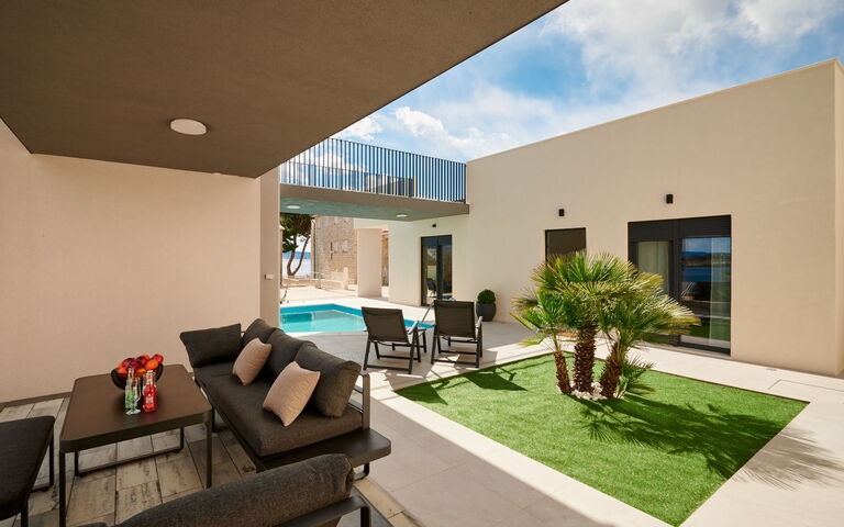 Villa Stella: Outdoor, Pool