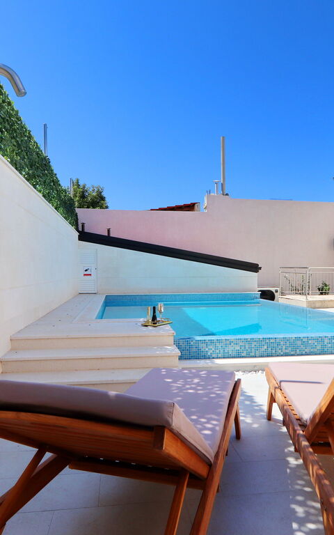 Villa Emerald: Building Exterior, Pool