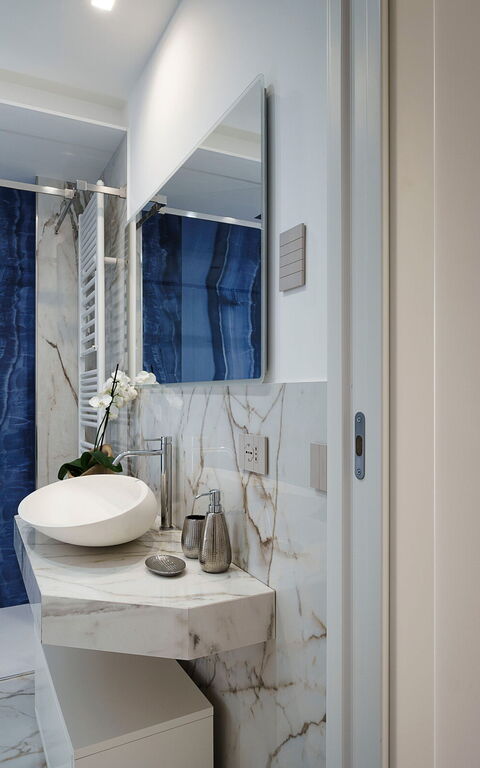 Grand Tour Villa: Bathroom, Bedroom