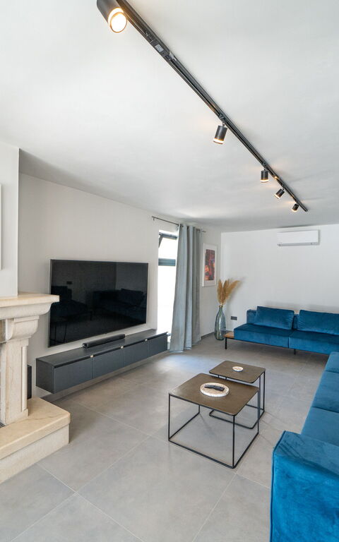 Villa Cosmic: Living Room