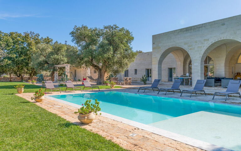 Tenuta Palù: Balcony / Terrace / Patio, Building Exterior, Garden, Pool