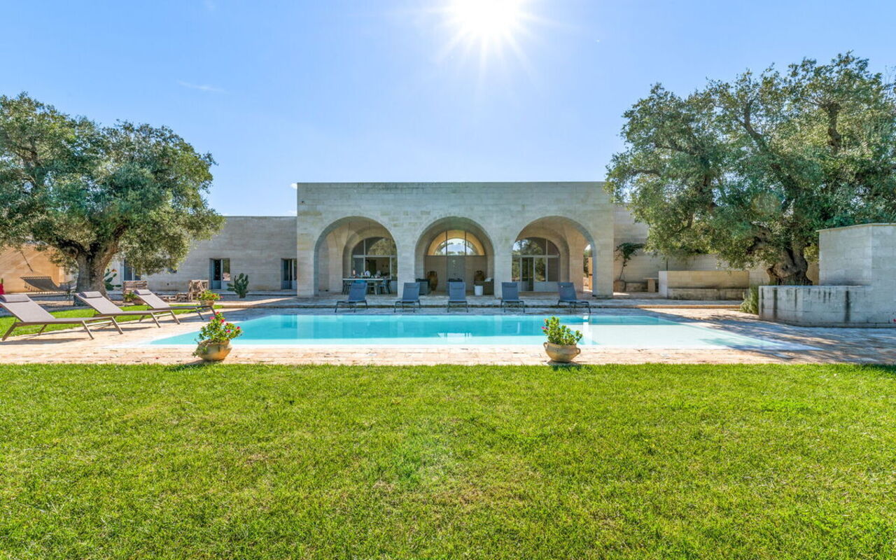 Tenuta Palù: Balcony / Terrace / Patio, Building Exterior, Garden, Pool