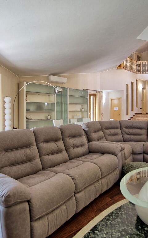 Villa Paradiso: Living Room