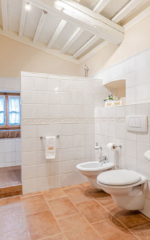 Chateau La Siroque: Bathroom