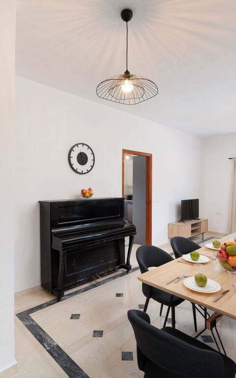 Klapas: Dining Room, Living Room