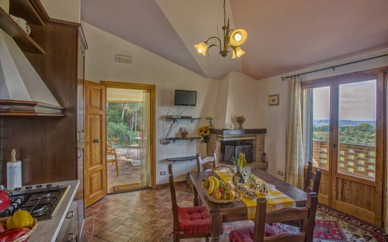 Accommodation Leccino 5: Dining Room, Kitchen