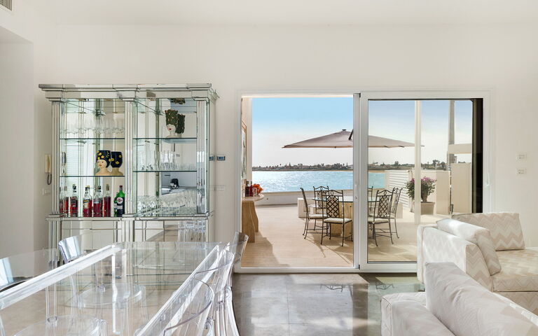 Mare Dentro: Dining Room, Living Room