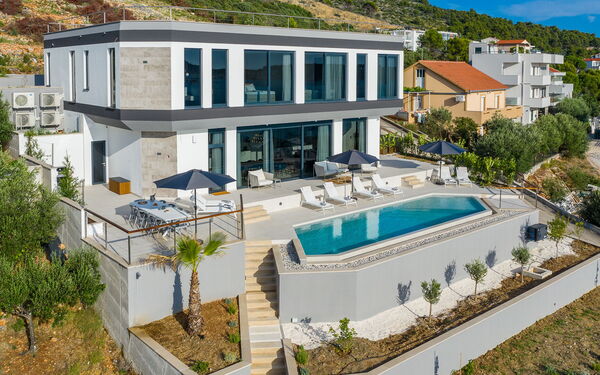 Villa Allina: Pool, Scenic View