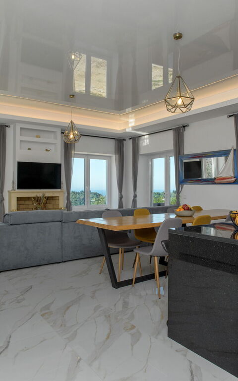 Villa Sunset: Dining Room, Living Room