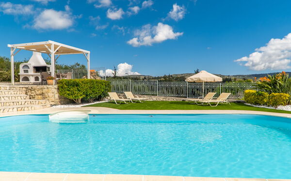Villa Faye: Outdoor, Pool, Spring, Summer