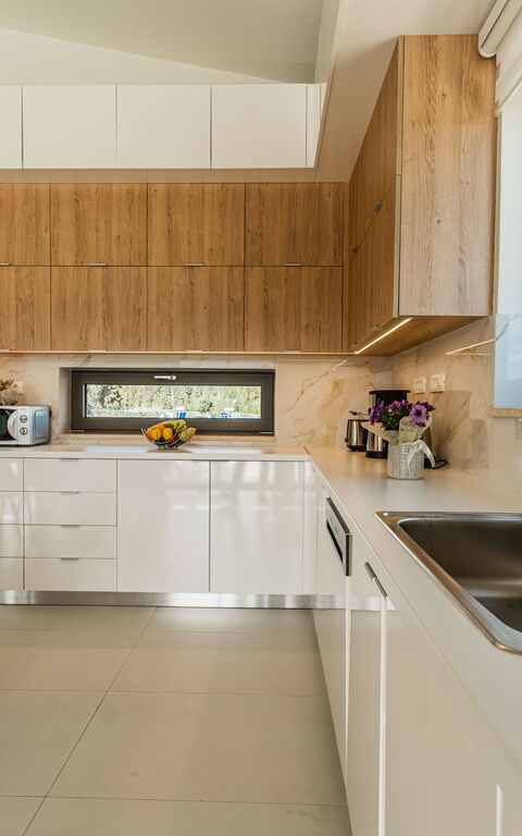 Villa Orientem Bis: Dining Room, Kitchen, Living Room