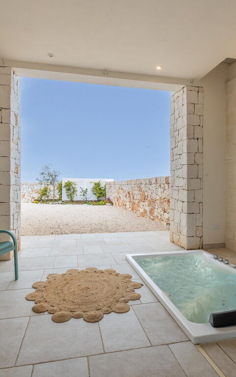 Villa Regina Sul Mare: Hot Tub