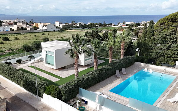 Villa Pizzolungo: Outdoor, Pool, Scenic View