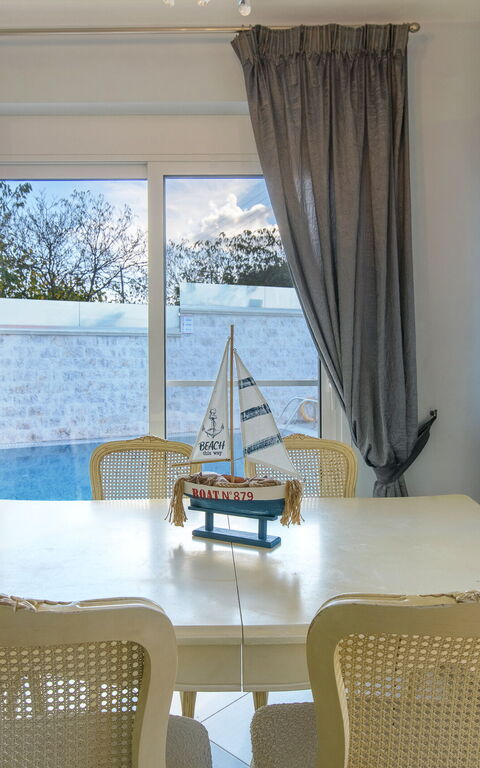 Doctor'S House: Dining Room