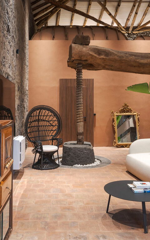 Muna Retreat: Living Room, Room Detail