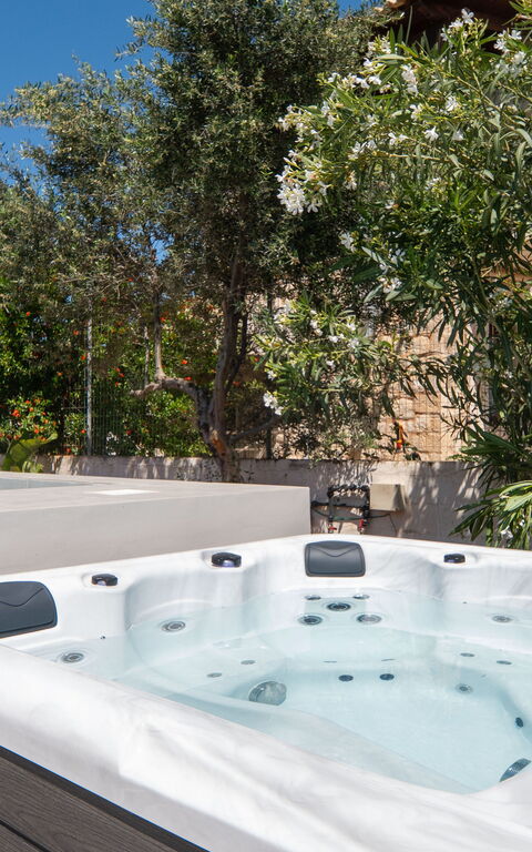 Magnolia: Hot Tub, Outdoor
