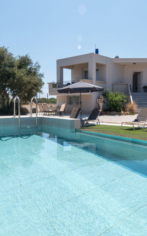 Magnolia: Building Exterior, Outdoor, Pool