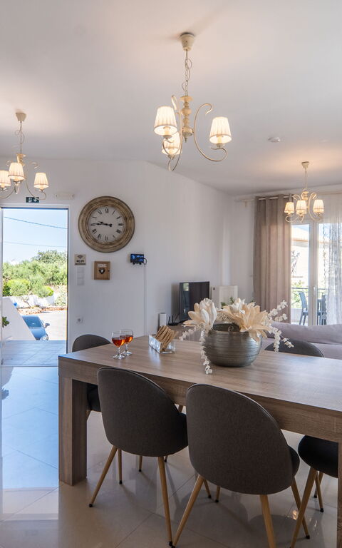 Magnolia: Dining Room, Living Room