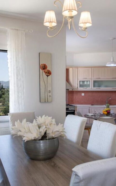 Magnolia: Dining Room, Kitchen