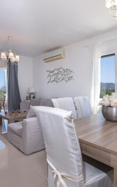 Magnolia: Dining Room, Living Room