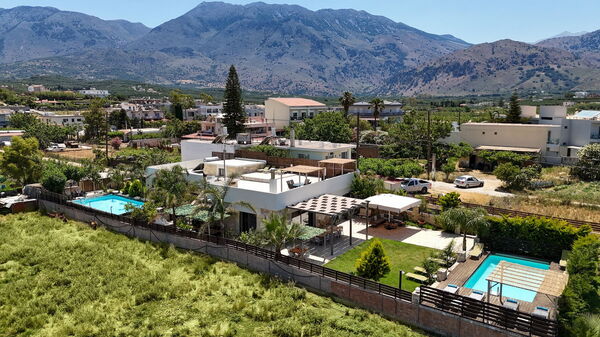 Villa Olympia: Pool, Scenic View