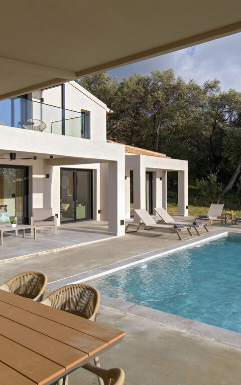 Villa Elais: Outdoor, Pool