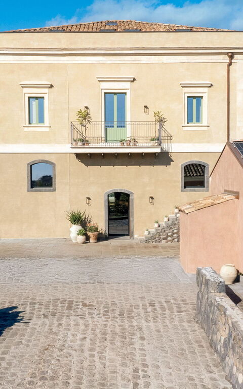 Fiumè: Building Exterior, Outdoor