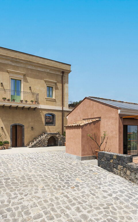 Fiumè: Building Exterior, Outdoor