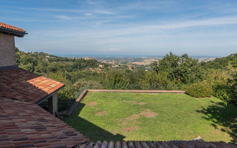 Villa Belvedere San Bartolo: Garden, Scenic View