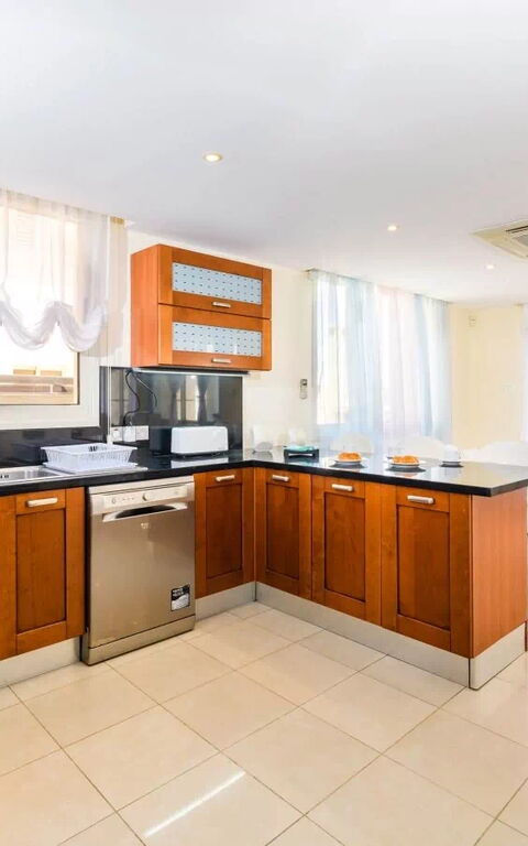 Royal Beachfront Villa: Kitchen
