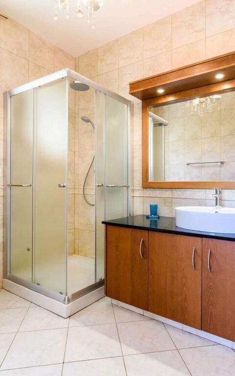 Royal Beachfront Villa: Bathroom