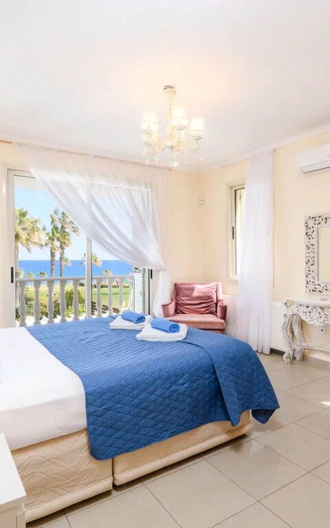 Royal Beachfront Villa: Bedroom