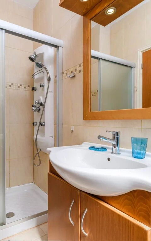Royal Beachfront Villa: Bathroom