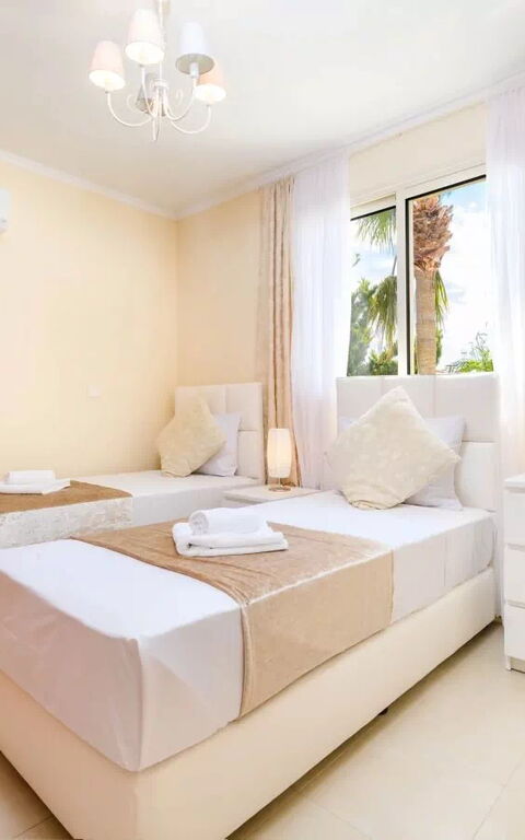 Royal Beachfront Villa: Bedroom