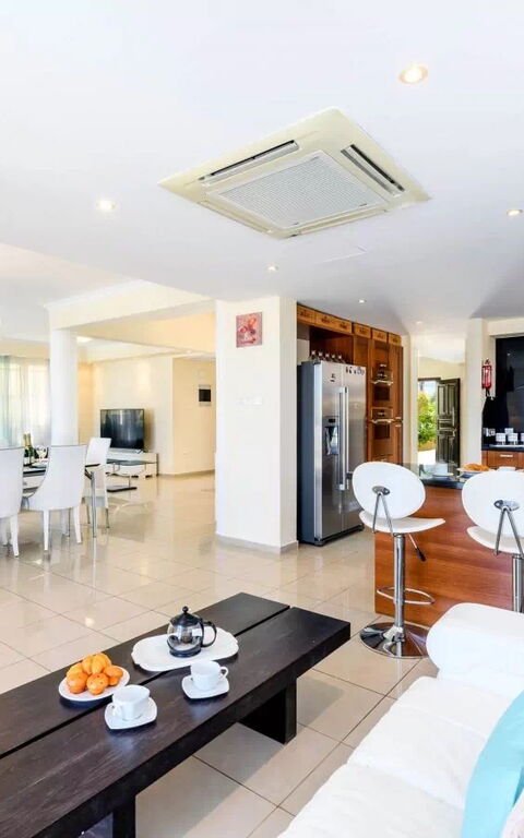 Royal Beachfront Villa: Dining Room, Living Room