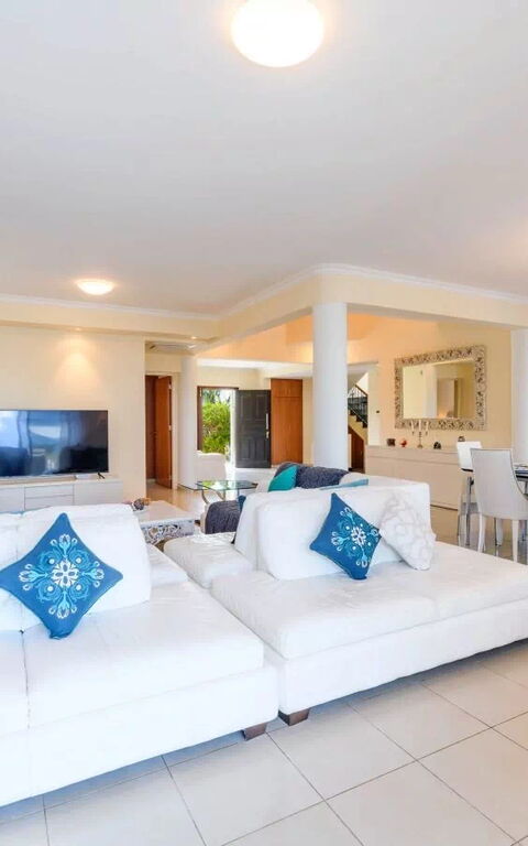 Royal Beachfront Villa: Dining Room