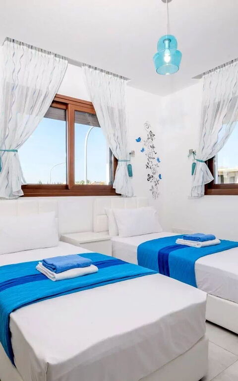 Serenity Seafront Villa: Bedroom