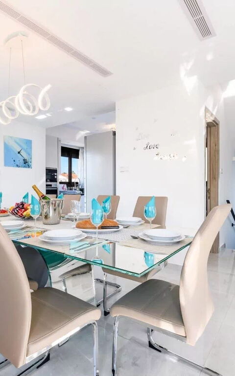 Serenity Seafront Villa: Dining Room