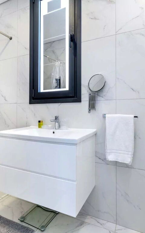By the Beach - Royal Sapphire Villa: Bathroom