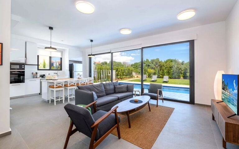 By the Beach - Sea Pearl Villa: Living Room