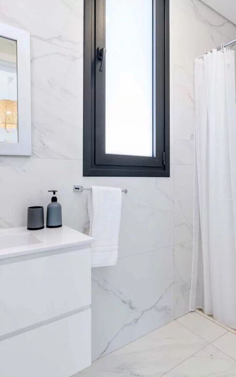 By the Beach - White Coral Villa: Bathroom