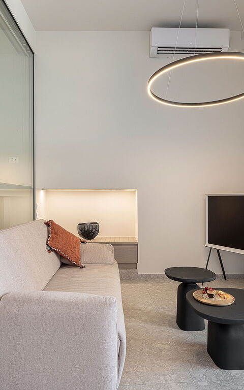 Ares Luxurious Residence: Living Room