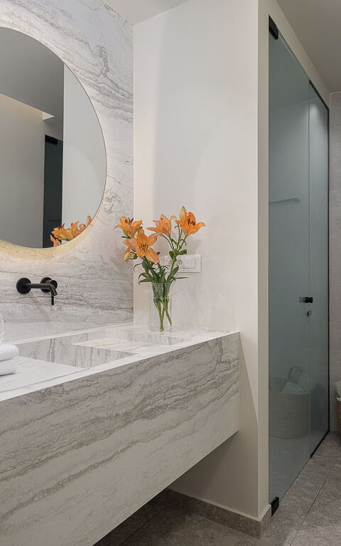 Ares Luxurious Residence: Bathroom