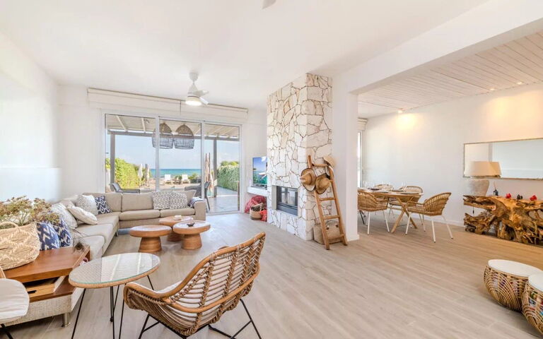 Aya Thekla Beach House: Living Room