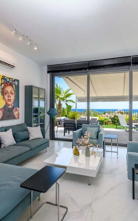 By the Beach - Emerald Seaview Villa: Living Room