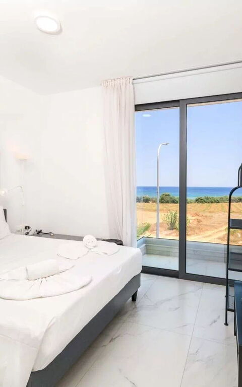 By the Beach - Emerald Seaview Villa: Bedroom